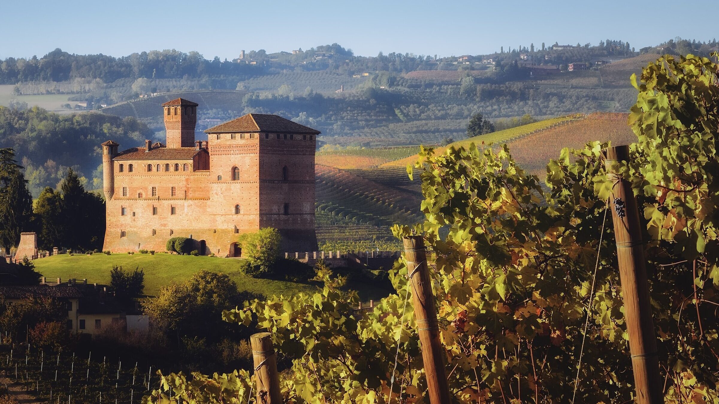 ...domina con la sua mole grintosa e l’architettura inconfondibile le Langhe...