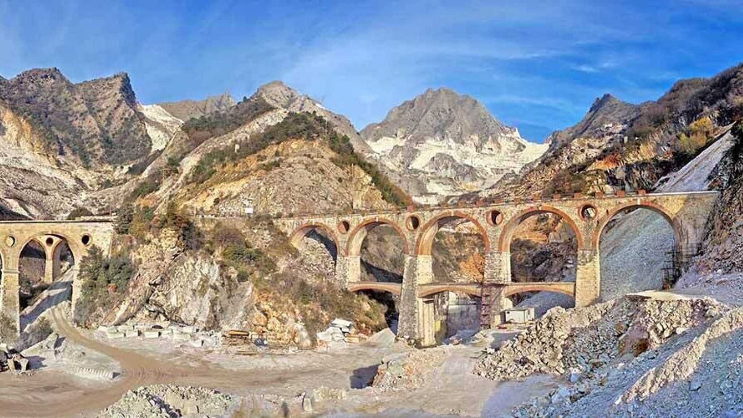 L'enorme bacino delle cave di marmo di Carrara è il più pregiato al mondo