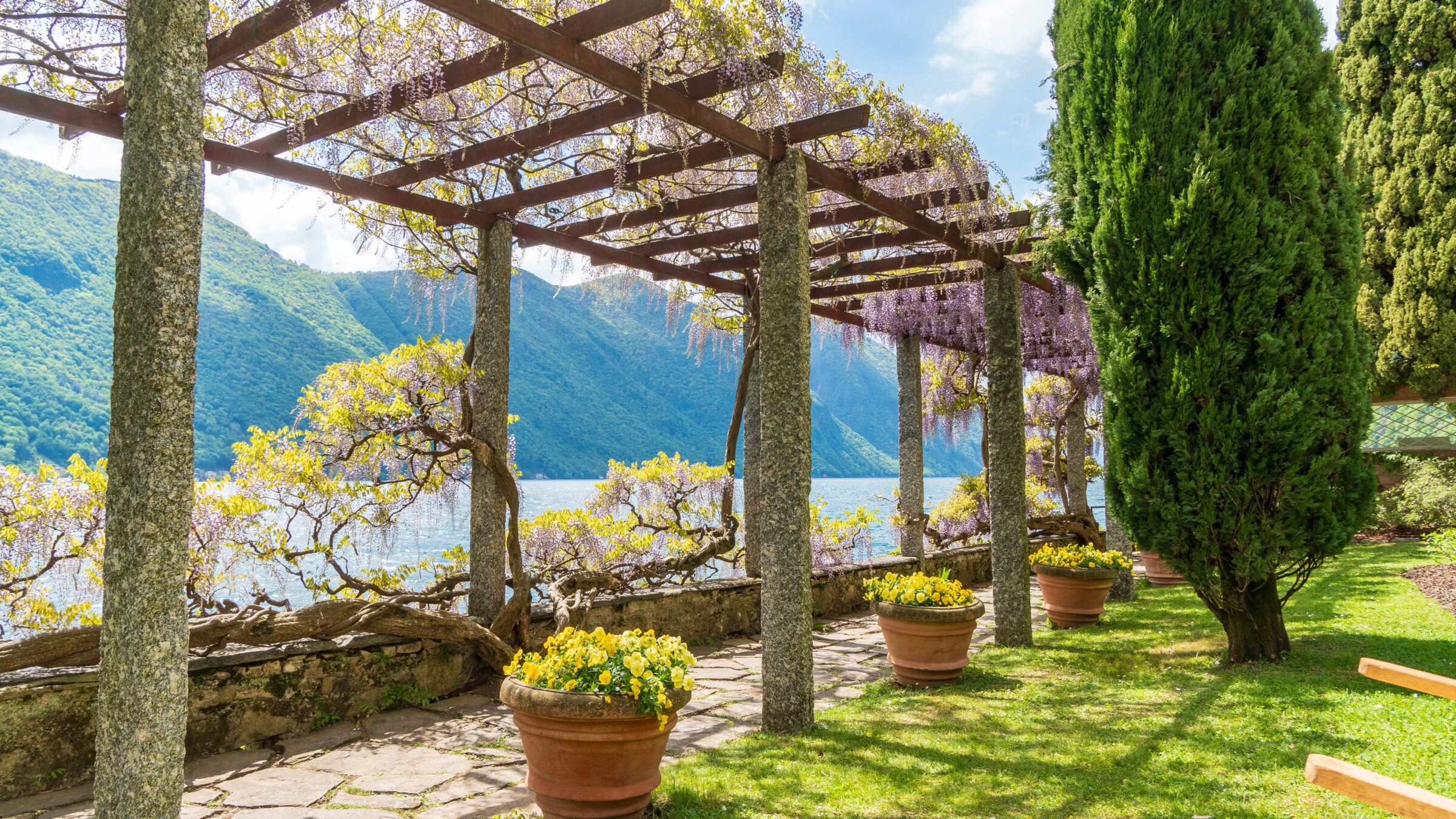 “...C’era nell’aria, nel lago, nei monti, una dolcezza pensosa...”